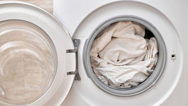 겨울 내내 덮은 두꺼운 이불, 세탁기 넣기 전 '이것' 확인하세요…진드기 박멸하는 진짜 방법