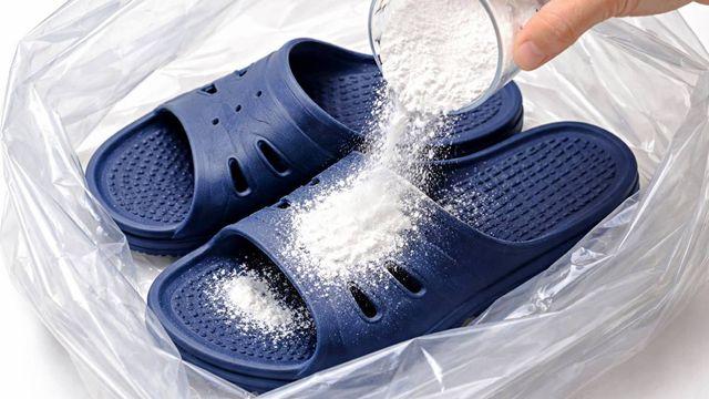 비닐에 욕실화 넣고 '이것' 딱 1컵만 뿌리세요…이 쉬운 걸 대체 왜 몰랐죠