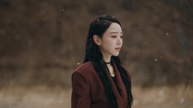 허상이 가린 진짜·가짜의 경계…헛된 욕망 풍자한 '레이디 두아'