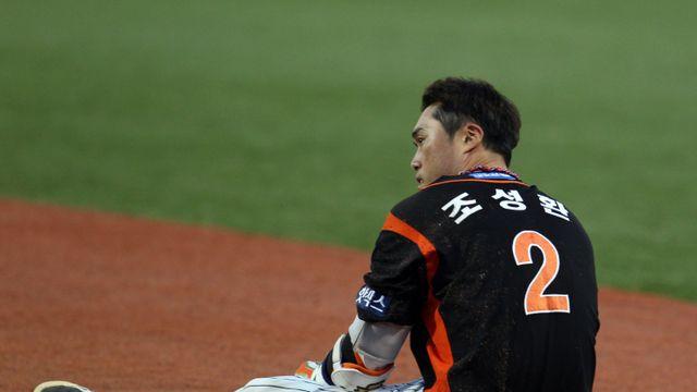 롯데 선수단 원정 도박 파문…조성환 일침 