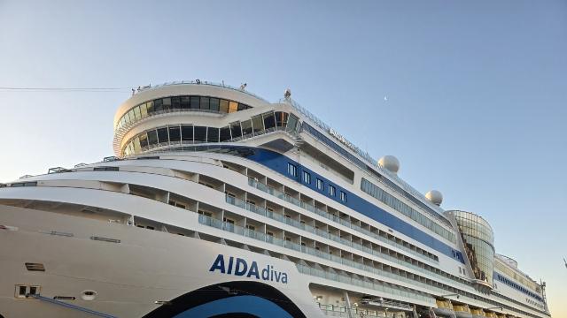 '밤에도 열린 부산항'…국내 첫 오버나잇 크루즈 기항