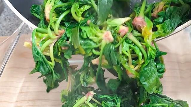제발 데치지 마세요...시금치를 '이렇게' 했더니, 가족들이 이것만 찾습니다