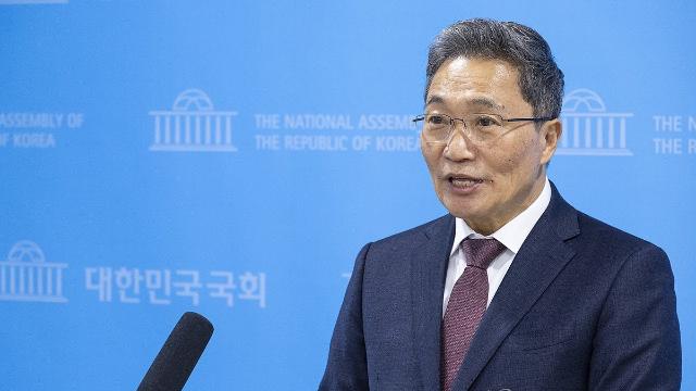 '책갈피 달러 논란' 이학재 인천공항공사 사장 사의