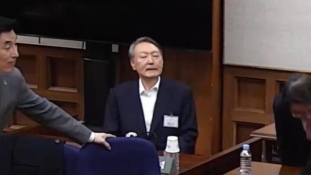 내란특검, 尹 1심 무기징역에 3시간반 '마라톤 회의'…항소키로