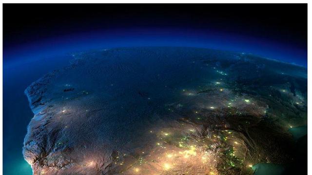 우주에서 내려다 본 고퀄리티 지구.jpg