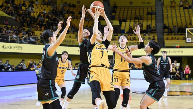 여자농구 KB, 하나은행 잡고 선두 수성…강이슬 24점