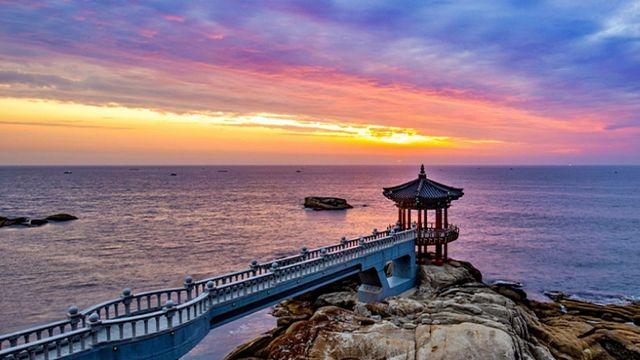 관광공사도 인정한 24시간 '풍경 맛집'…압도적인 일출과 야경, 동해안 대표 '해상 정자'