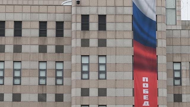 러 대사관, '승리는 우리 것' 현수막 논란에 