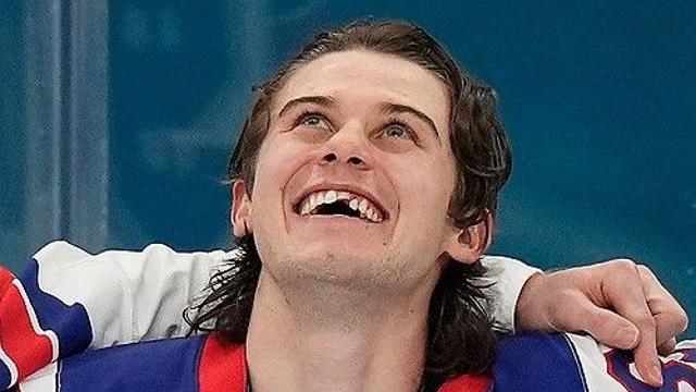 앞니 부러지고 피 철철! 그런데 금메달 결승포 터트렸다…24세 아이스하키 스타 美친 투혼→46년 만의 미국 우승 '영웅 등극' [2026 밀라노]