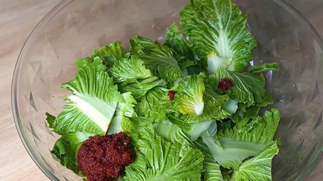 봄동을 잔뜩 사서 '이 가루' 넣어 보세요...온 가족이 밥솥 거덜 냅니다