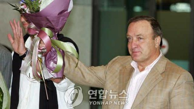 14억 中 조기탈락 월드컵 본선, '15만 인구'로 해냈는데…'韓 감독' 출신 아드보카트 월드컵 OUT→퀴라소 사상 첫 본선행→딸 건강 문제로 돌연 사임