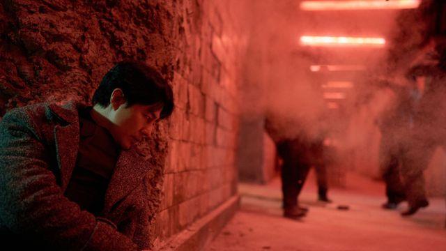 장기 흥행 질주 ‘휴민트’, 조인성→박정민 스틸 공개…긴장감 최고치