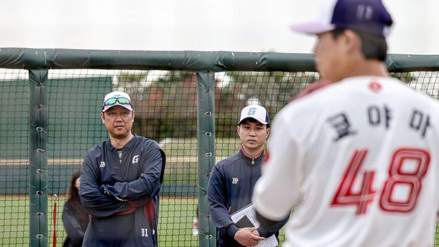 투수진 '제구력 개조' 특임...롯데, 카네무라 코디 가세 효과 기대