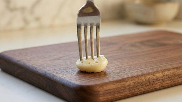 마늘에 포크로 구멍을 내보세요…'의외의 방법'에 요리가 한결 편안해집니다