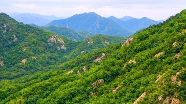 밧줄 잡고 75m 암벽 오른다… 22~25km 산행, 입소문 난 '트레킹 코스'