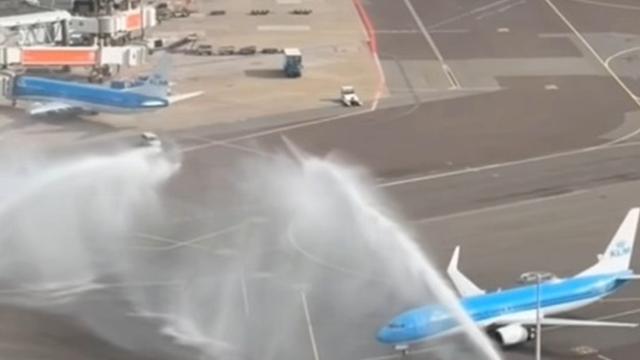 공항에서 물대포 펑펑! 제대로 맞았다!…고작 38명 출전→金 10개+총 메달 20개 '3위' 실화?→네덜란드 난리 났다 [2026 밀라노]