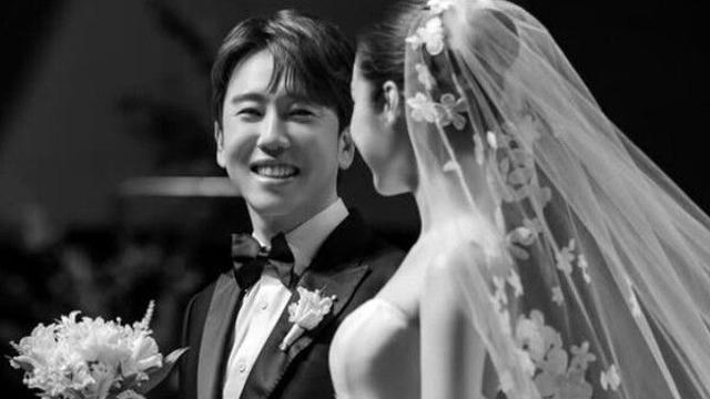 남창희, 윤영경 부부 결혼식 화보 공개… '한강 아이유' 출신 신부의 단아한 자태