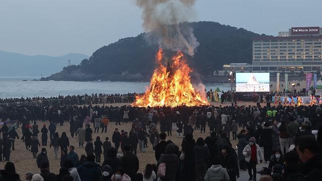 부산서 달집태우기 행사 풍성…건조한 날씨 탓에 안전도 비상