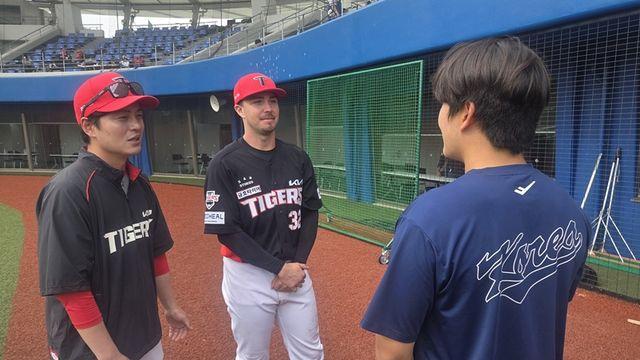 KIA 호주 외인 인성, 김택연 감동시켰다…훈훈했던 동업자 정신 발휘 [오키나와 스케치]