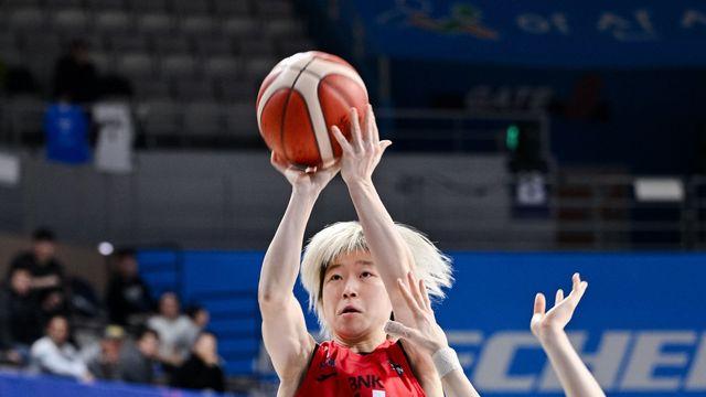 김소니아 5반칙 퇴장 후 똘똘 뭉친 BNK 썸…안혜지, 3점슛 6방으로 4위 도약 앞장 [SD 아산 리포트]