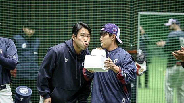 '캡틴' 전준우 40번째 생일, 모두가 축하해주는데→갑자기 '모두 경악' 대체 왜?…깜짝 해프닝에 선수단 함박웃음 [미야자키 스케치]