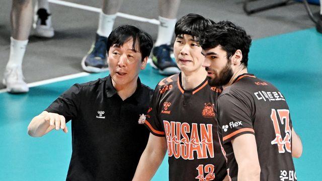 [SD 장충 인터뷰] “에이스라면 책임감 있게 해야 한다”…디미트로프 공개 질책한 신영철 감독, 범실에 흔들린 OK저축은행은 3연패