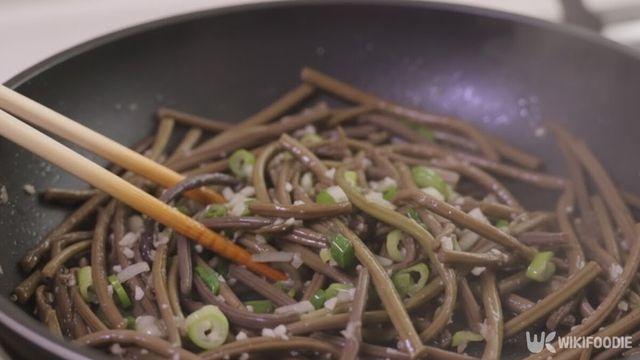 고사리 볶을 때 '이렇게' 해보세요… 반찬가게도 긴장할 맛입니다