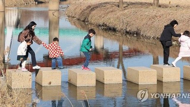 [날씨] 낮엔 봄처럼 포근하지만…중부·내륙 ‘일교차 15도’ 건강 비상