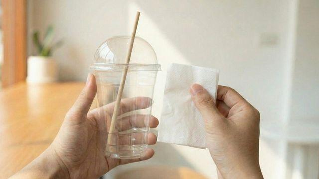 테이크아웃 커피잔 그냥 버리지 마세요…생각지도 못하게 '휴지' 하나로 실속 제대로네요