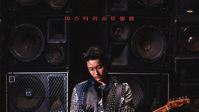 우즈가 기획·주연한 영화 ‘슬라이드 스트럼 뮤트’, 예매량 1만장 돌파
