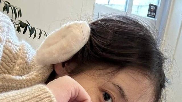 아이유, 민낯부터 청초한 원피스 자태까지… 