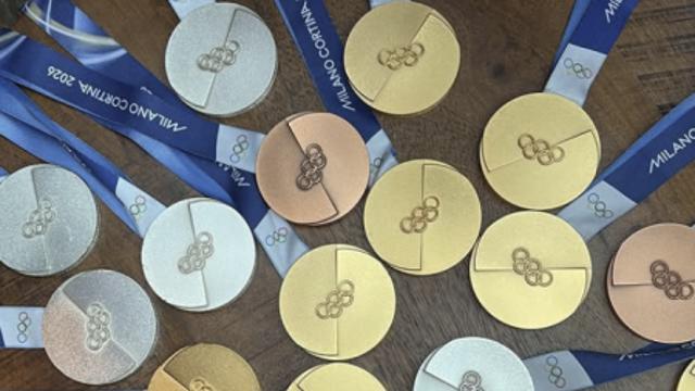 '메달 홍수 미쳤다! 테이블이 모자라!'…왕궁 초대 뒤 역대급 '메달 플렉스'→대체 어디야? 전세계 시선집중