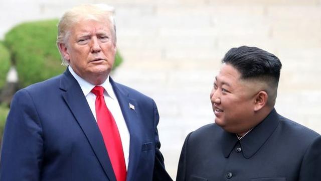 백악관 “트럼프, 김정은과 조건 없는 대화 열려 있다”…방중 앞두고 북미 만날까