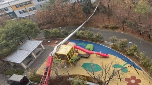 ‘쾅’ 놀이터 덮친 60m 이삿짐 사다리차…아찔했던 순간