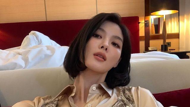 김유정, 호텔 침대서 찰칵…단발 변신하니 성숙미 폭발 [DA★]
