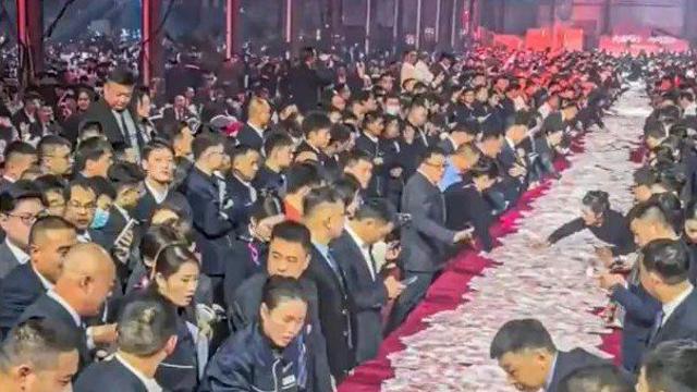 ‘125억 돈다발’ 테이블에 쫙…“센 만큼 가져가라” 中 회사, 성과급 370억 쐈다