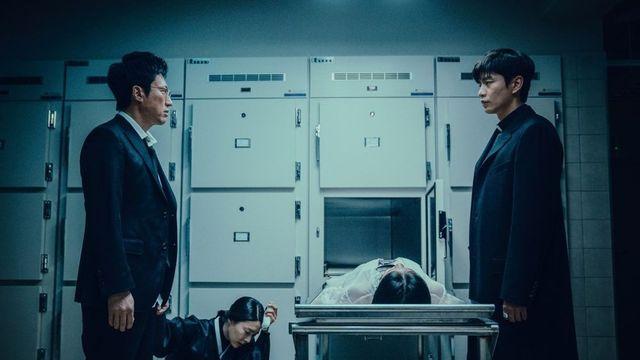 개봉 당시 ’20만’ 겨우 넘겼는데…넷플릭스 차트 휩쓸고 재평가받은 ‘호러 영화’