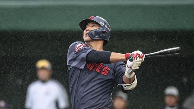 갑자기 내야 2자리 텅텅→롯데 '큰일 났다' 싶었는데...전율의 그랜드슬램 '쾅'! 