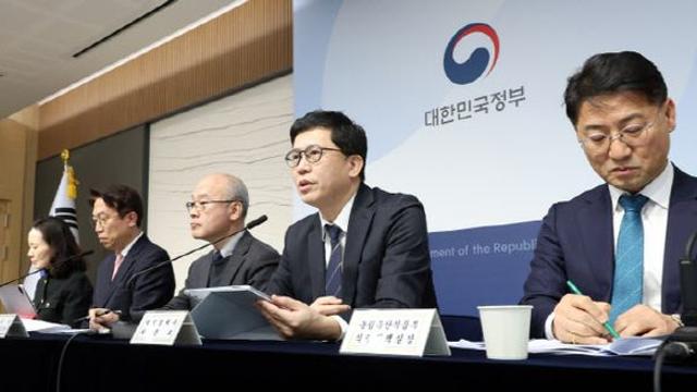 정장형 교복 결국 폐지…학교에 생활복 전환 권고