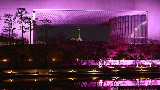 분홍빛으로 물든 국중박…블랙핑크 신곡에 팬들도 '들썩'