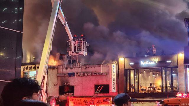서울 북창동 식당 화재…“붕괴 우려, 완진까지 최소 2~3시간