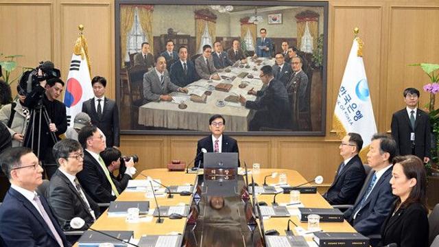 기준금리 6연속 동결 ‘선반영’…숨 고르는 채권시장 대출이자 꺾일까