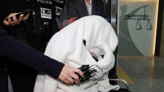 '반포대교 추락' 포르쉐 운전자 구속심사…담요로 얼굴 가린 채 침묵