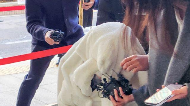 '토끼 모자'로 얼굴 싸맨 '포르쉐 추락' 30대 여성, 정체는