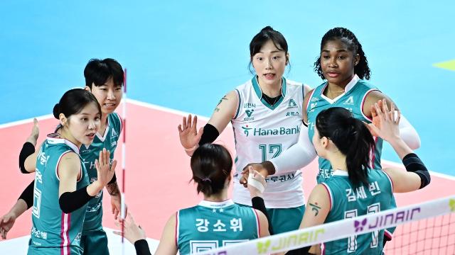 '타나차 없는' 도로공사, 정관장 꺾고 선두 굳히기 돌입(종합)