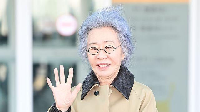 78세 윤여정, 밀라노 출국길서 빛난 클래식…트렌치로 완성한 공항 패션