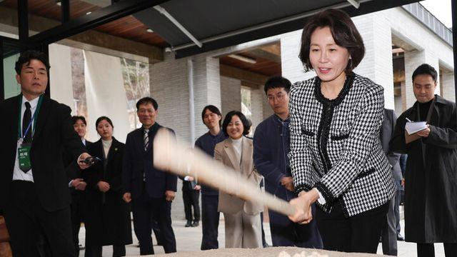 김혜경 여사, 천년한지관 방문...“세계 속에서 찬란히 빛나길”