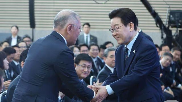 새만금 투자 정의선 손잡은 李 “정주영 회장님 자랑스러워할 것”