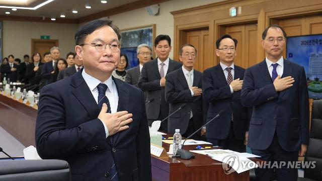 與, 법원행정처장 사퇴에 