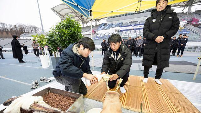 충남아산FC, 2026시즌 안전·승리 기원제 개최...주장 최보경 